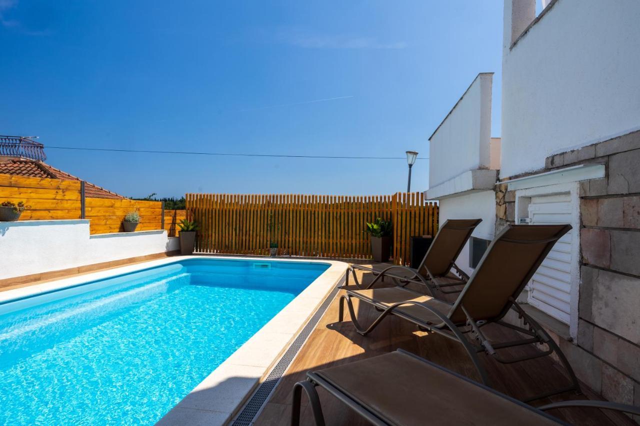 Villa Oasis With Private Pool ミルナ エクステリア 写真